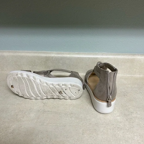 Clarks Silver and White Sandals with Minimalist Design - Picture 3 of 5